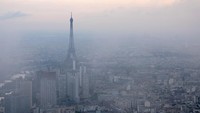 Tak hanya Menara Eiffel, gedung-gedung hingga rumahw arga juga tertutup kabut.