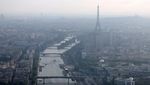 Potret Menara Eiffel Berselimut Kabut