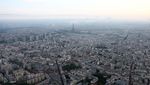 Potret Menara Eiffel Berselimut Kabut