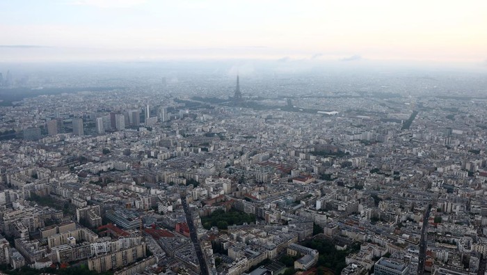 OLYMPICS-2024/PARIS An aerial view shows the Eiffel Tower, the city rooftops of residential apartment buildings and the Paris skyline, France, June 19, 2023. REUTERS/Stephanie Lecocq