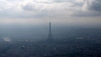 Foto drone memperlihatkaan suasana Menara Eiffel yang berselimutkan kabut, pada Selasa (19/6/2023) lalu.