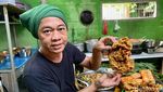 Aksi Nyak Kopsah Sapa Pengunjung hingga Racik Menu Betawi Mantul