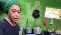 Masakan Bang Madun adalah masakan Betawi, rumahan, dan Chinese food ala dirinya. Salah satunya cumi cabe ijo yang empuk pedas.