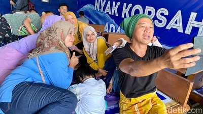 Aksi Nyak Kopsah Sapa Pengunjung hingga Racik Menu Betawi Mantul