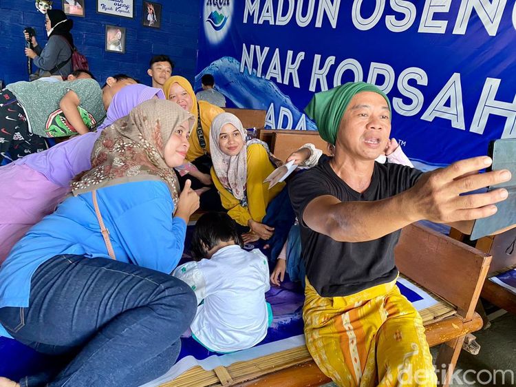 Aksi Nyak Kopsah Sapa Pengunjung hingga Racik Menu Betawi Mantul