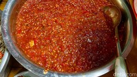 Sambal terasi racikan Bang Madun benar-benar menambah selera makan. Rasa pedasnya cukup kuat dan menyegarkan. Sambal ini gratis lho!