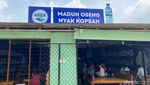Aksi Nyak Kopsah Sapa Pengunjung hingga Racik Menu Betawi Mantul