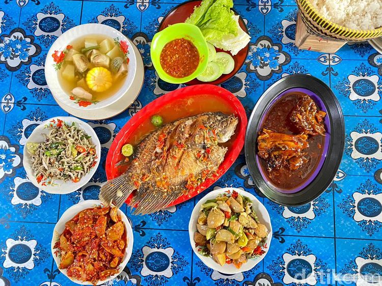 Enaknye! Pecak hingga Jengkol di Warung Ayah Rojak, Mandra dan Nyak Kopsah