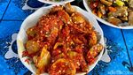 Aksi Nyak Kopsah Sapa Pengunjung hingga Racik Menu Betawi Mantul