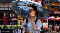 China dilanda cuaca ekstrem selama beberapa pekan terakhir. Di Beijing suhu udara pernah tercatat mencapai 41 derajat Celsius. Rekor baru hari terpanas dalam lebih dari 60 tahun. Otoritas kota Beijing pun menaikkan peringatan cuaca panas menjadi warna merah, yang merupakan level tertinggi dalam sistem peringatan kode warna. (REUTERS/Tingshu Wang)