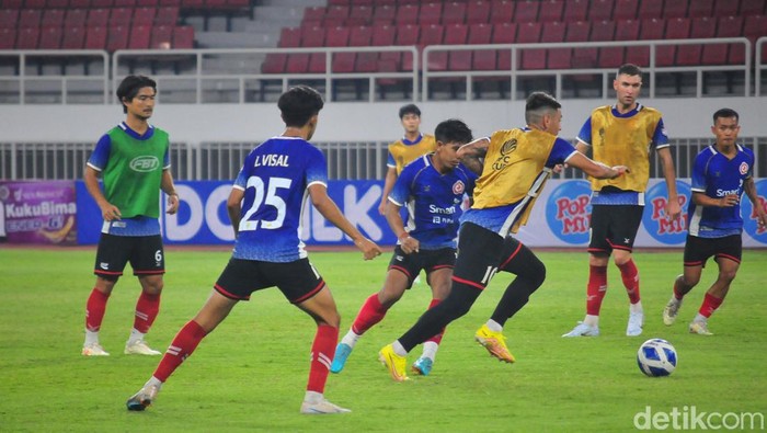 Para pemain Phnom Penh Crown FC mencoba Stadion Jatidiri Semarang, Sabtu (23/6).