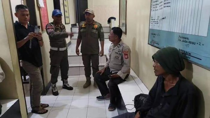 Pria berinisial AD (41) di Kota Parepare, Sulawesi Selatan (Sulsel) menyerang 4 wanita di konter penjualan pulsa pakai balok kayu.