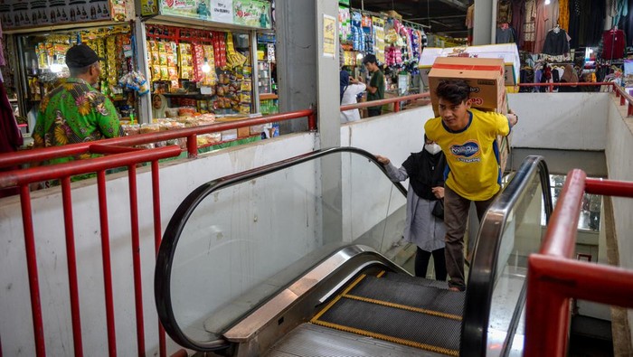 Pasar berstatus SNI di Jawa Barat Warga menggunakan lift di Pasar Atas, Cimahi, Jawa Barat, Jumat (23/6/2023). Pasar Atas Cimahi menjadi salah satu pasar yang sudah memiliki status SNI melalui program pasar juara yang dicanangkan oleh Pemerintah Provinsi Jawa Barat guna meningkatkan daya beli masyarakat seiring dengan peningkatan kualitas pasar yang bersih dan nyaman. ANTARA FOTO/Raisan Al Farisi/foc.