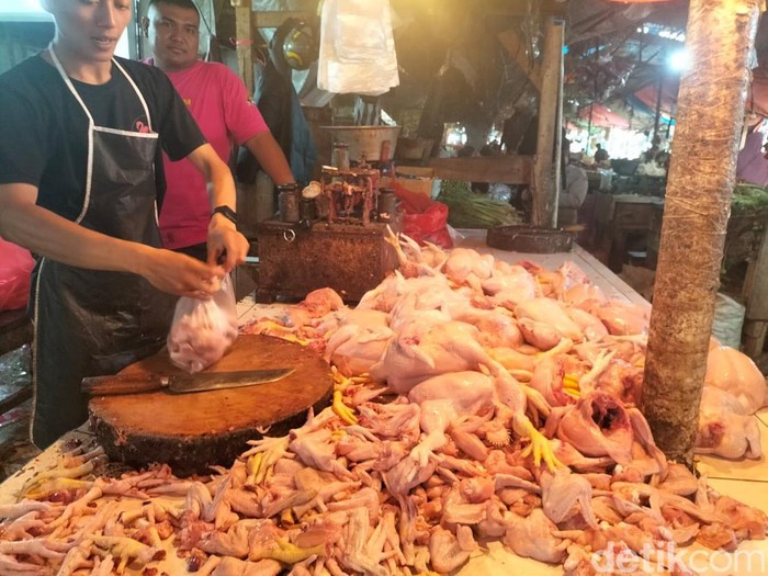 Pedagang daging ayam di Sukabumi