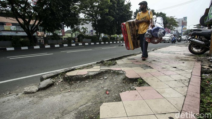 Pemkot Depok Gelontorkan Rp 18 Miliar untuk Lanjutkan Revitalisasi Trotoar Pemerintah Kota Depok melanjutkan revitalisasi trotoar Margonda. Pada proyek pelebaran trotoar Margonda ketiga ini, Pemkot Depok menganggarkan Rp 18 miliar.
