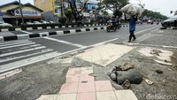 Penataan trotoar lanjutan Segmen I dan penataan trotoar Segmen II di Jalan Margonda akan dilakukan oleh Dinas Pekerjaan Umum dan Penataan Ruang (DPUPR).  