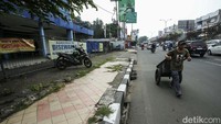 Penataan trotoar ini bersamaan dengan kegiatan pelebaran Simpang Ramanda.  