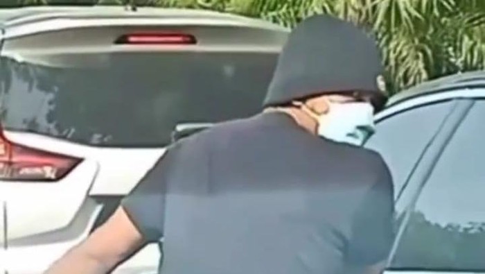 Pemotor yang ganjal ban mobil dengan sandal berpaku.