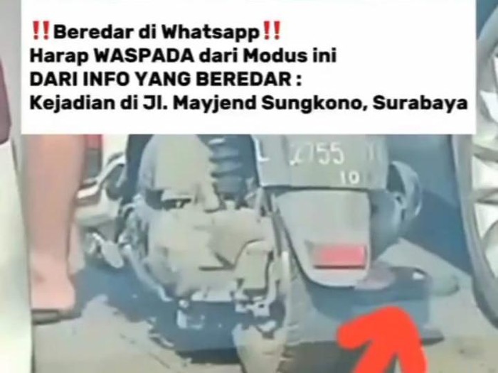 Pemotor yang ganjal ban mobil dengan sandal berpaku.