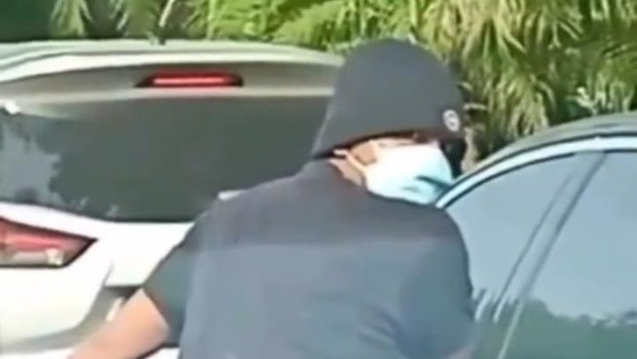 Pemotor yang ganjal ban mobil dengan sandal berpaku.