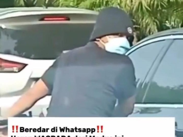 Pemotor yang ganjal ban mobil dengan sandal berpaku.