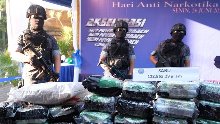 Kepala Badan Narkotika Nasional Republik Indonesia (BNN RI) Komisaris Jenderal Polisi Petrus Reinhard Golose (kedua kanan) menunjukkan barang bukti saat pemusnahan barang bukti narkotika memperingati Hari Anti Narkotika Internasional (HANI) di area Lapangan Tembak Tohpati Polda Bali, Denpasar, Bali, Jumat (23/6/2023). Kegiatan yang digelar oleh BNN RI tersebut memusnahkan barang bukti berupa 123,13 kilogram sabu-sabu, 107 gram ganja, dan 1,11 kilogram heroin yang berasal dari delapan kasus tindak pidana narkotika dengan melibatkan 11 orang tersangka. ANTARA FOTO/Nyoman Hendra Wibowo/foc.