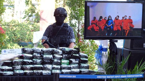 Kepala Badan Narkotika Nasional Republik Indonesia (BNN RI) Komisaris Jenderal Polisi Petrus Reinhard Golose (kedua kanan) menunjukkan barang bukti saat pemusnahan barang bukti narkotika memperingati Hari Anti Narkotika Internasional (HANI) di area Lapangan Tembak Tohpati Polda Bali, Denpasar, Bali, Jumat (23/6/2023). Kegiatan yang digelar oleh BNN RI tersebut memusnahkan barang bukti berupa 123,13 kilogram sabu-sabu, 107 gram ganja, dan 1,11 kilogram heroin yang berasal dari delapan kasus tindak pidana narkotika dengan melibatkan 11 orang tersangka. ANTARA FOTO/Nyoman Hendra Wibowo/foc.