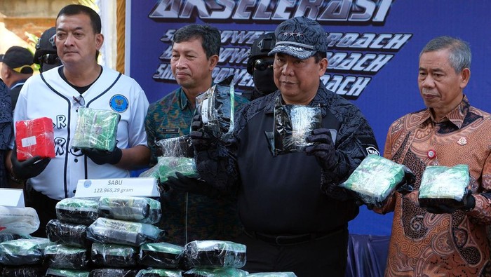 Pemusnahan Barang Bukti Narkotika Kepala Badan Narkotika Nasional Republik Indonesia (BNN RI) Komisaris Jenderal Polisi Petrus Reinhard Golose (kedua kanan) menunjukkan barang bukti saat pemusnahan barang bukti narkotika memperingati Hari Anti Narkotika Internasional (HANI) di area Lapangan Tembak Tohpati Polda Bali, Denpasar, Bali, Jumat (23/6/2023). Kegiatan yang digelar oleh BNN RI tersebut memusnahkan barang bukti berupa 123,13 kilogram sabu-sabu, 107 gram ganja, dan 1,11 kilogram heroin yang berasal dari delapan kasus tindak pidana narkotika dengan melibatkan 11 orang tersangka. ANTARA FOTO/Nyoman Hendra Wibowo/foc.