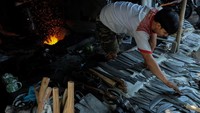 Perajin menawarkan pisau kepada pembeli di Pasar Bekonang, Kabupaten Sukoharjo,Jawa Tengah, Jumat (23/6/2023).