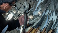 Menurut perajin pisau setempat, penjualan pisau yang dibuat dengan cara tradisional dengan harga Rp35 ribu hingga Rp150 ribu per buah tersebut meningkat sebanyak 200 persen menjelang Idul Adha 1444 H.
