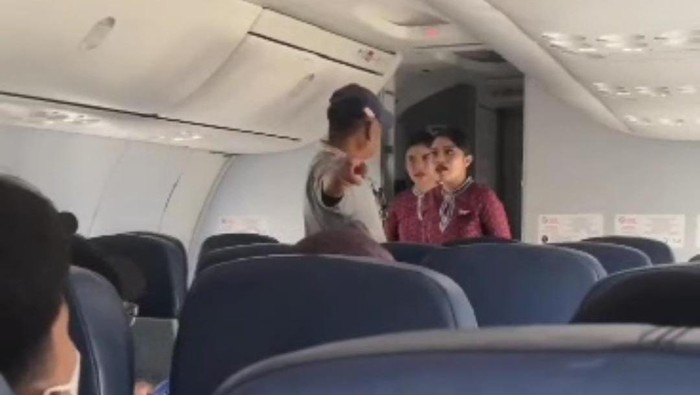 Penumpang pesawat Lion Air meminta turun dari pesawat karena kepanasan.