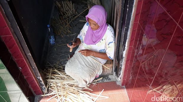 Salah satu perajin besek di Karang, Pedukuhan Kaliputih, Kalurahan Pendowoharjo, Kapanewon Sewon, Kabupaten Bantul yakni Narwo Sugito (75) saat menganyam bambu, Jumat (23/6/2023).