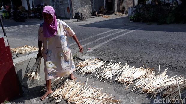 Salah satu perajin besek di Karang, Pedukuhan Kaliputih, Kalurahan Pendowoharjo, Kapanewon Sewon, Kabupaten Bantul yakni Narwo Sugito (75) saat menganyam bambu, Jumat (23/6/2023).