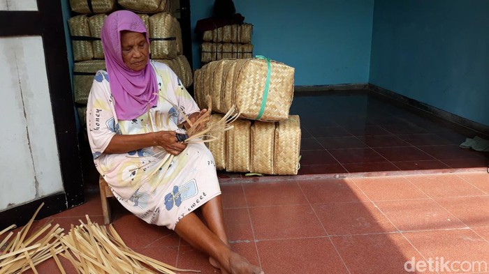 Salah satu perajin besek di Karang, Pedukuhan Kaliputih, Kalurahan Pendowoharjo, Kapanewon Sewon, Kabupaten Bantul yakni Narwo Sugito (75) saat menganyam bambu, Jumat (23/6/2023).