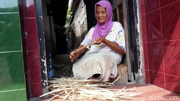 Salah satu perajin besek di Karang, Pedukuhan Kaliputih, Kalurahan Pendowoharjo, Kapanewon Sewon, Kabupaten Bantul yakni Narwo Sugito (75) saat menganyam bambu, Jumat (23/6/2023).