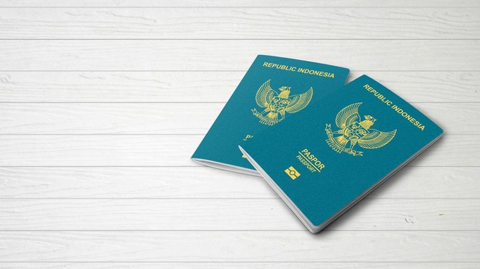 Ada paspor biasa dan elektronik sebagai kartu identitas seseorang saat melakukan perjalanan antar negara. Lalu, apa perbedaan paspor biasa dan elektronik?