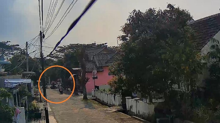 Peristiwa penodongan pistol terhadap Bambang Rukminto terekam kamera CCTV warga.