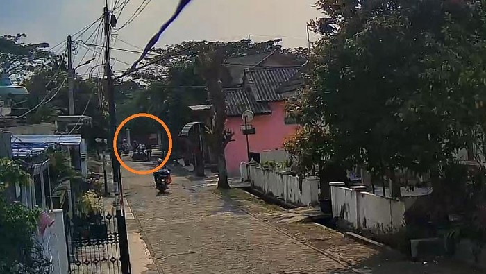 Peristiwa penodongan pistol terhadap Bambang Rukminto terekam kamera CCTV warga.