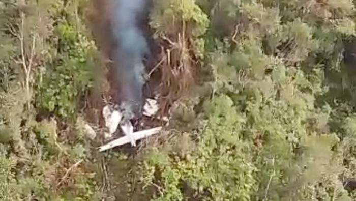 Pesawat SAM Air terjatuh di hutan Papua. Pesawat SAM Air terjatuh di hutan Papua.