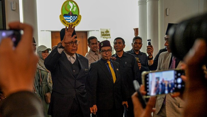 Pimpinan Al Zaytun Panji Gumilang Diperiksa Pimpinan Pondok Pesantren Al Zaytun Panji Gumilang (tengah) berjalan keluar dari ruangan usai menjalani pemeriksaan di Gedung Sate Bandung, Jawa Barat, Jumat (23/6/2023). Panji Gumilang memenuhi panggilan dari tim investigasi bentukan Gubernur Jawa Barat Ridwan Kamil guna mengklarifikasi sejumlah isu kontroversial yang kini tengah menjadi sorotan publik terkait pondok pesantren di Indramayu tersebut. ANTARA FOTO/Raisan Al Farisi/nym.