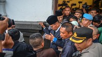 Panji Gumilang memenuhi panggilan dari tim investigasi bentukan Gubernur Jawa Barat Ridwan Kamil guna mengklarifikasi sejumlah isu kontroversial yang kini tengah menjadi sorotan publik terkait pondok pesantren di Indramayu tersebut.  