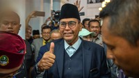 Pimpinan Pondok Pesantren Al Zaytun Panji Gumilang berjalan setibanya untuk menjalani pemeriksaan di Gedung Sate, Bandung, Jawa Barat, Jumat (23/6/2023).  