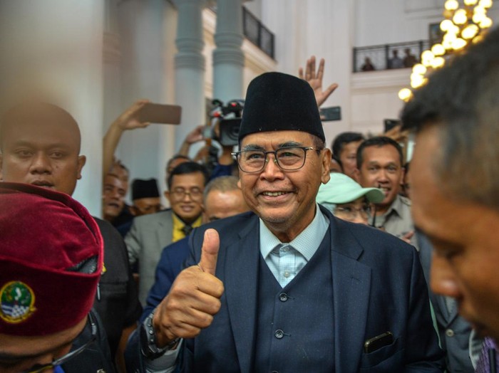 Pimpinan Pondok Pesantren Al Zaytun Panji Gumilang (tengah) berjalan keluar dari ruangan usai menjalani pemeriksaan di Gedung Sate Bandung, Jawa Barat, Jumat (23/6/2023). Panji Gumilang memenuhi panggilan dari tim investigasi bentukan Gubernur Jawa Barat Ridwan Kamil guna mengklarifikasi sejumlah isu kontroversial yang kini tengah menjadi sorotan publik terkait pondok pesantren di Indramayu tersebut. ANTARA FOTO/Raisan Al Farisi/nym.