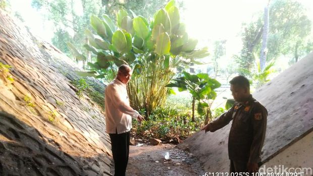 Polisi dan pihak Kecamatan Setiabudi mengecek kolong Semanggi tempat pria diduga ODGJ yang BAB di JPO.