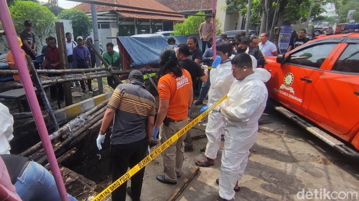 Polisi mengevakuasi mayat pria yang ditemukan di selokan Jalan Majapahit, Semarang, Jumat (23/6/2023).
