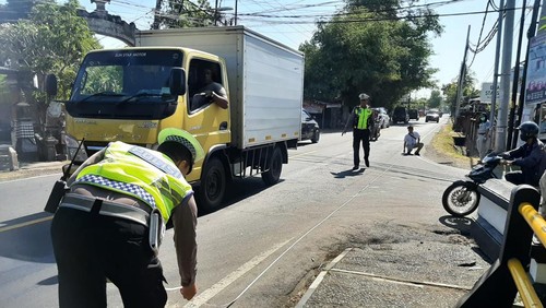 Polres Buleleng melakukan olah TKP  tabrak lari di Jalan Singaraja-Lovina, Desa Tukadmungga, Kabupaten Buleleng, Bali, Kamis (22/6/2023).