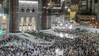 Jemaah haji memadati Masjidil Haram untuk menunaikan salat magrib.  
