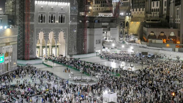 Umat Islam berjalan usai menjalankan ibadah shalat magrib di Masjidil Haram, Mekah, Arab Saudi, Kamis (22/6/2023). Pemerintah mengimbau peserta calon haji Indonesia melaksanakan ibadah di hotel masing-masing untuk menyiapkan fisik jelang puncak ibadah haji dimana Masjidil Haram telah dipadati jamaah dari berbagai negara. ANTARA FOTO/Wahyu Putro A