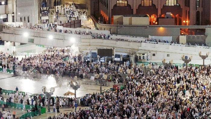 Umat Islam berjalan usai menjalankan ibadah shalat magrib di Masjidil Haram, Mekah, Arab Saudi, Kamis (22/6/2023). Pemerintah mengimbau peserta calon haji Indonesia melaksanakan ibadah di hotel masing-masing untuk menyiapkan fisik jelang puncak ibadah haji dimana Masjidil Haram telah dipadati jamaah dari berbagai negara. ANTARA FOTO/Wahyu Putro A