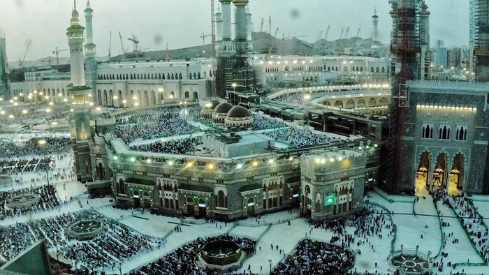 Umat Islam berjalan usai menjalankan ibadah shalat magrib di Masjidil Haram, Mekah, Arab Saudi, Kamis (22/6/2023). Pemerintah mengimbau peserta calon haji Indonesia melaksanakan ibadah di hotel masing-masing untuk menyiapkan fisik jelang puncak ibadah haji dimana Masjidil Haram telah dipadati jamaah dari berbagai negara. ANTARA FOTO/Wahyu Putro A